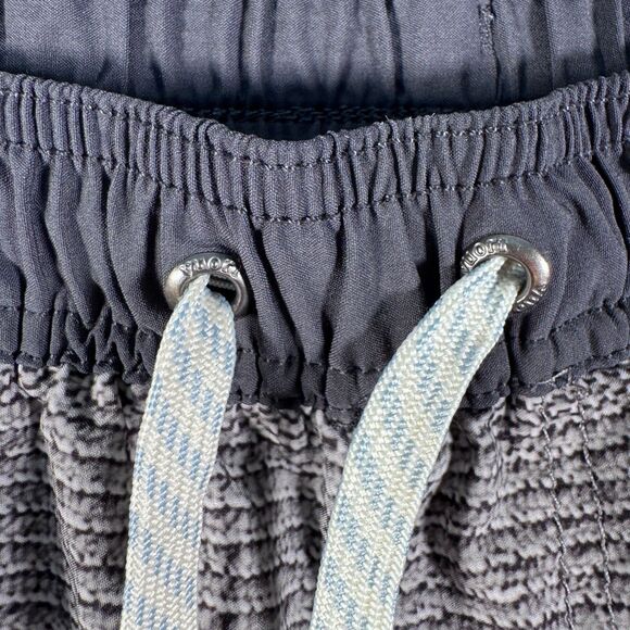 Vuori Kore Shorts Mens Medium Gray Performance Drawstring Lined Athletic Stretch - Picture 4 of 12